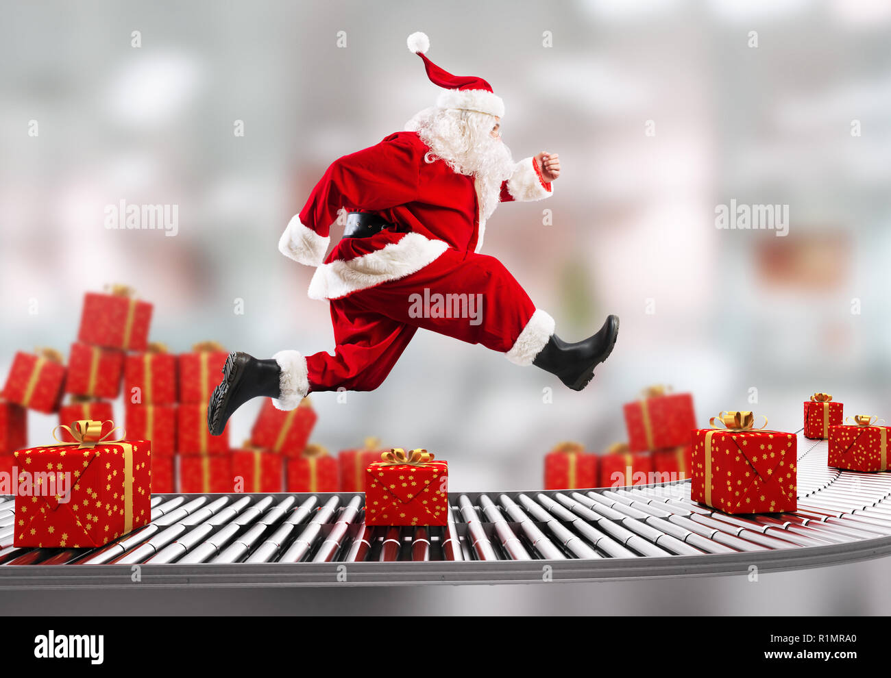 Babbo Natale corre sul nastro trasportatore per organizzare le consegne al tempo di Natale Foto Stock