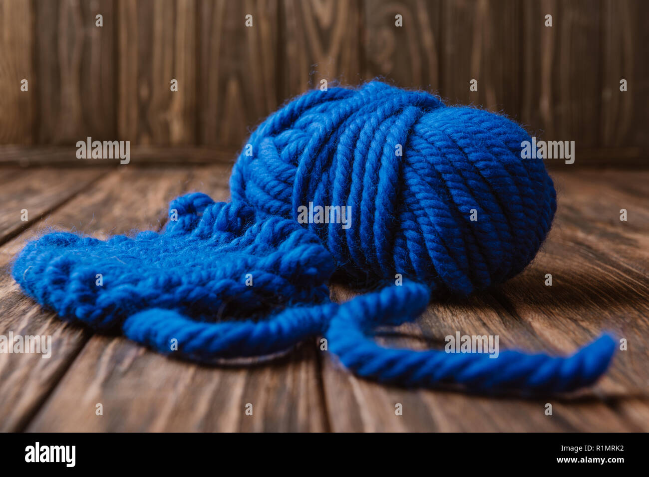 Vista ravvicinata di blu filato per maglieria su una superficie di legno Foto Stock