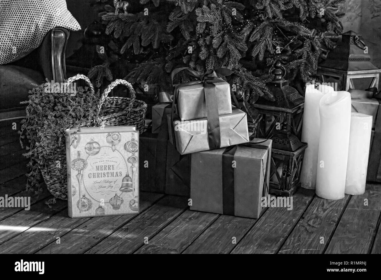 In bianco e nero, Natale, albero, regali, sfondo bianco e rosso, box, decorazione, vacanze, concetto, oro, xmas Foto Stock