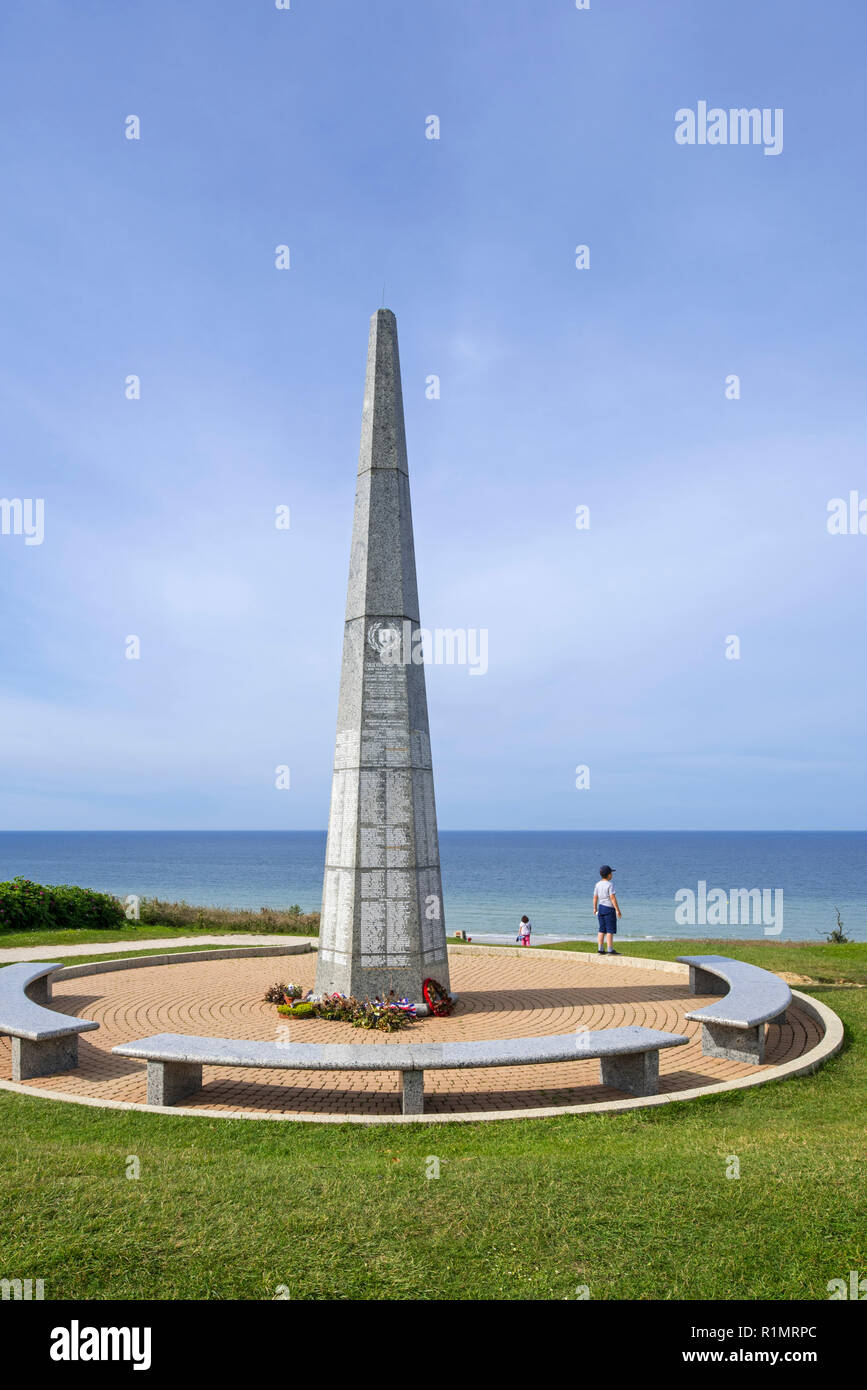 Monumento ci 1a Divisione di Fanteria Memorial presso la spiaggia di Omaha, Colleville-sur-Mer, Calvados, Normandia, Francia Foto Stock