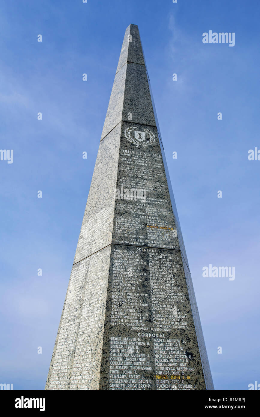 Monumento ci 1a Divisione di Fanteria Memorial presso la spiaggia di Omaha, Colleville-sur-Mer, Calvados, Normandia, Francia Foto Stock