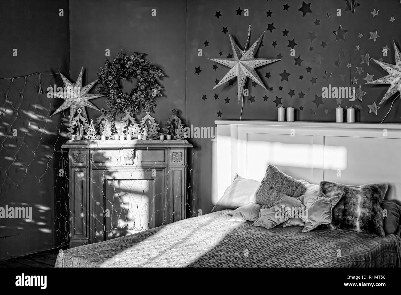 decorazioni camino natale - 3 Bianco e nero, Natale, Capodanno, vacanza famiglia concetto. Camera da letto, camino decorato e decorazioni di lusso, stelle Foto stock - Alamy