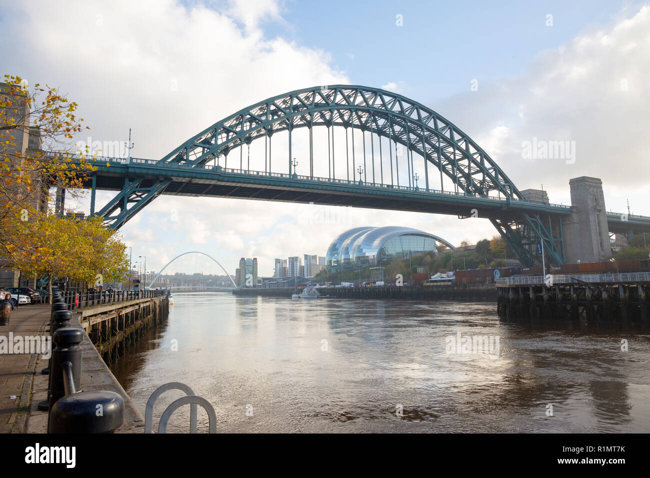 Newcastle upon Tyne/Inghilterra - 10/10/2018: Tyne Bridge in una nebbiosa mattina di inverno Foto Stock