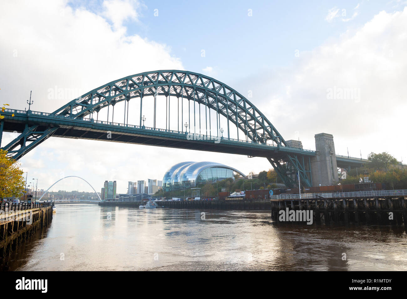 Newcastle upon Tyne/Inghilterra - 10/10/2018: Tyne Bridge in una nebbiosa mattina di inverno Foto Stock