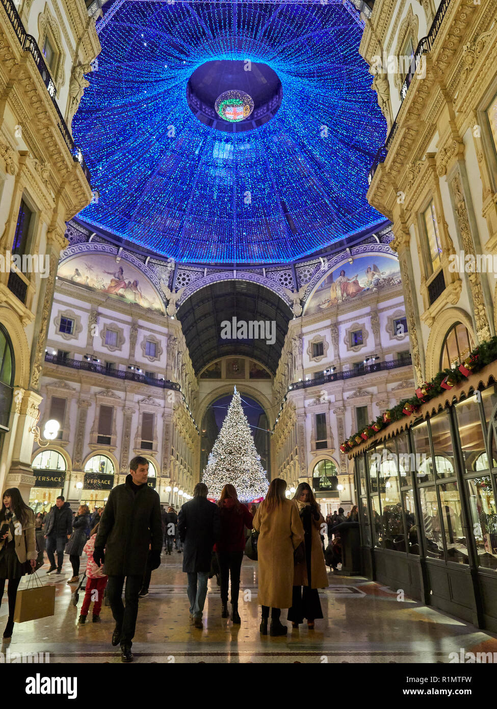 Milano Lombardia Italia - 23 dicembre 2017, Galleria Vittorio Emanuele II con il natale e le vacanze decorazioni. Foto Stock