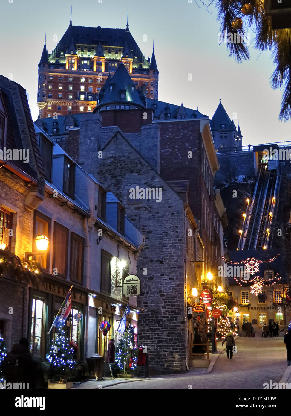 Città di Québec in Canada - 30 dicembre 2014, vista la Fairmont Chateau Frontenac e la funiculare di Vieux Quebec da rue sous le Fort con neve e d Foto Stock