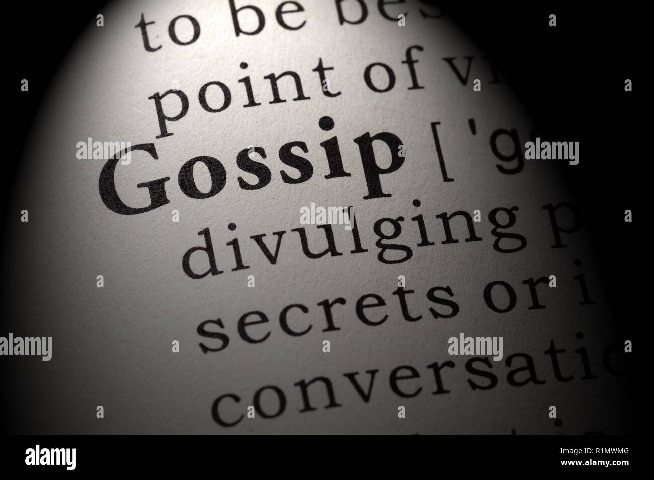 Fake Dizionario, definizione del dizionario della parola gossip . comprendente i principali parole descrittive. Foto Stock
