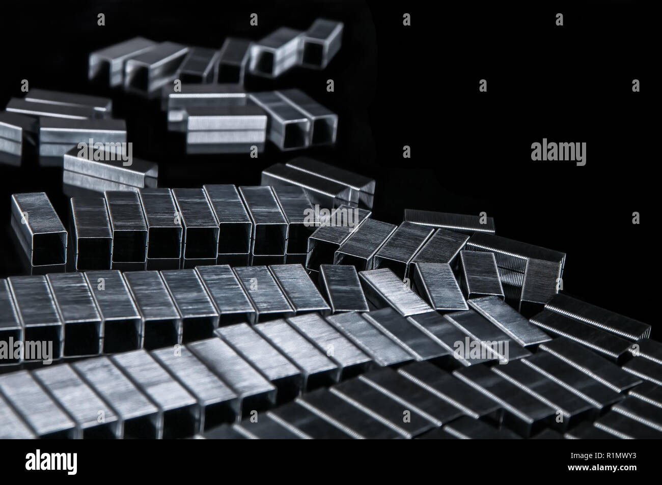 Molti ricariche metallico punti metallici sul nero moderna scrivania - Organizzazione e ufficio di alimentazione di attacco per la scrittura di documenti cartacei, di ricerca e di studio - Concetto di scuola, l'istruzione, segretario, università e l apprendimento Foto Stock