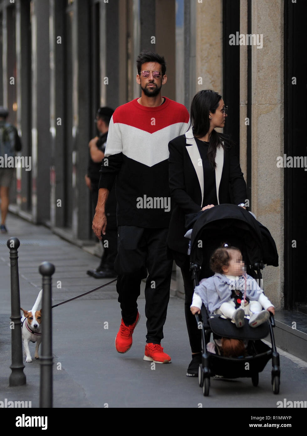 Nicolas Spolli, difensore argentino di Genova, va a fare shopping con sua  moglie Pamela e la loro figlia. Dopo aver camminato su Via Montenapoleone  visitano Il Gufo bambini e neonati negozio di