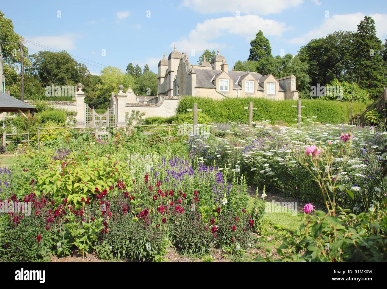 La Old Hall che si affaccia sul giardino di taglio a Easton walled gardens, Easton Break,l'estate, Lincolnshire, England, Regno Unito Foto Stock