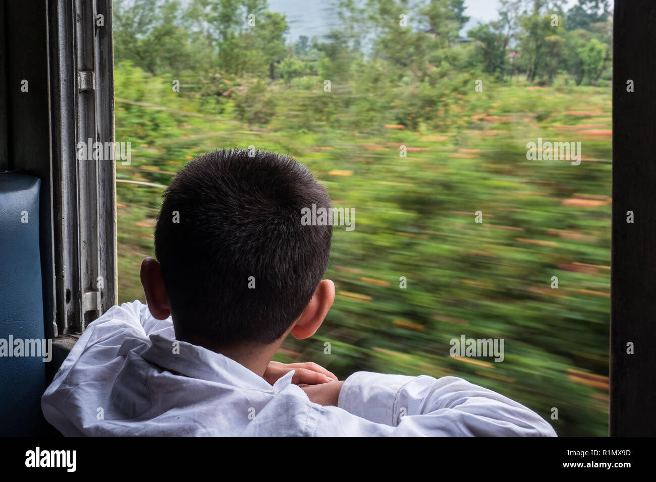 Il primo in una vita di viaggio in treno di una sette-anno-vecchio ragazzo dall'India. Giugno 2018 Foto Stock