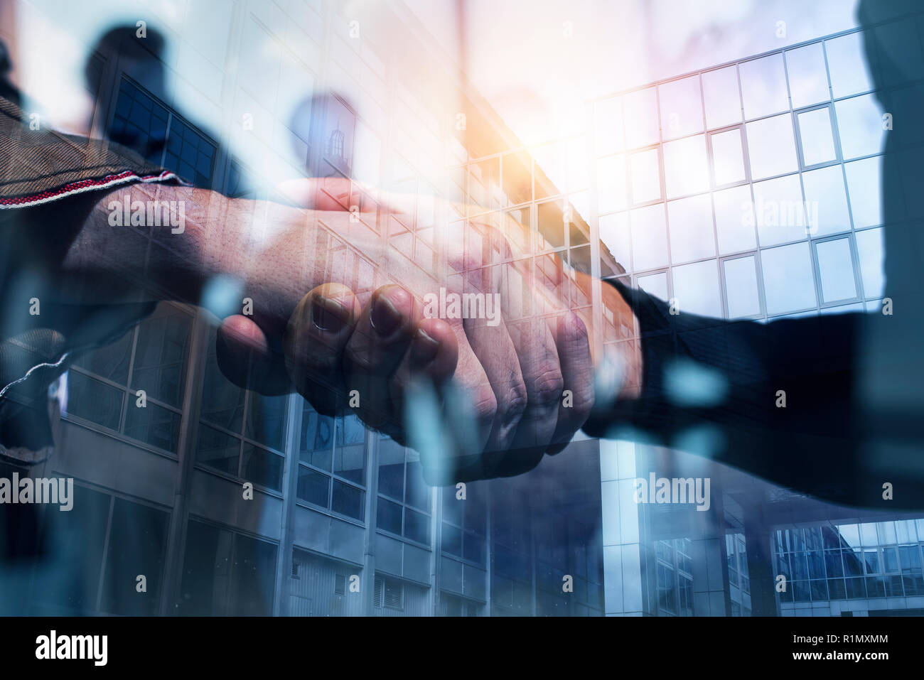 Handshaking persona business in ufficio. concetto di partnership e il lavoro di squadra. doppia esposizione Foto Stock