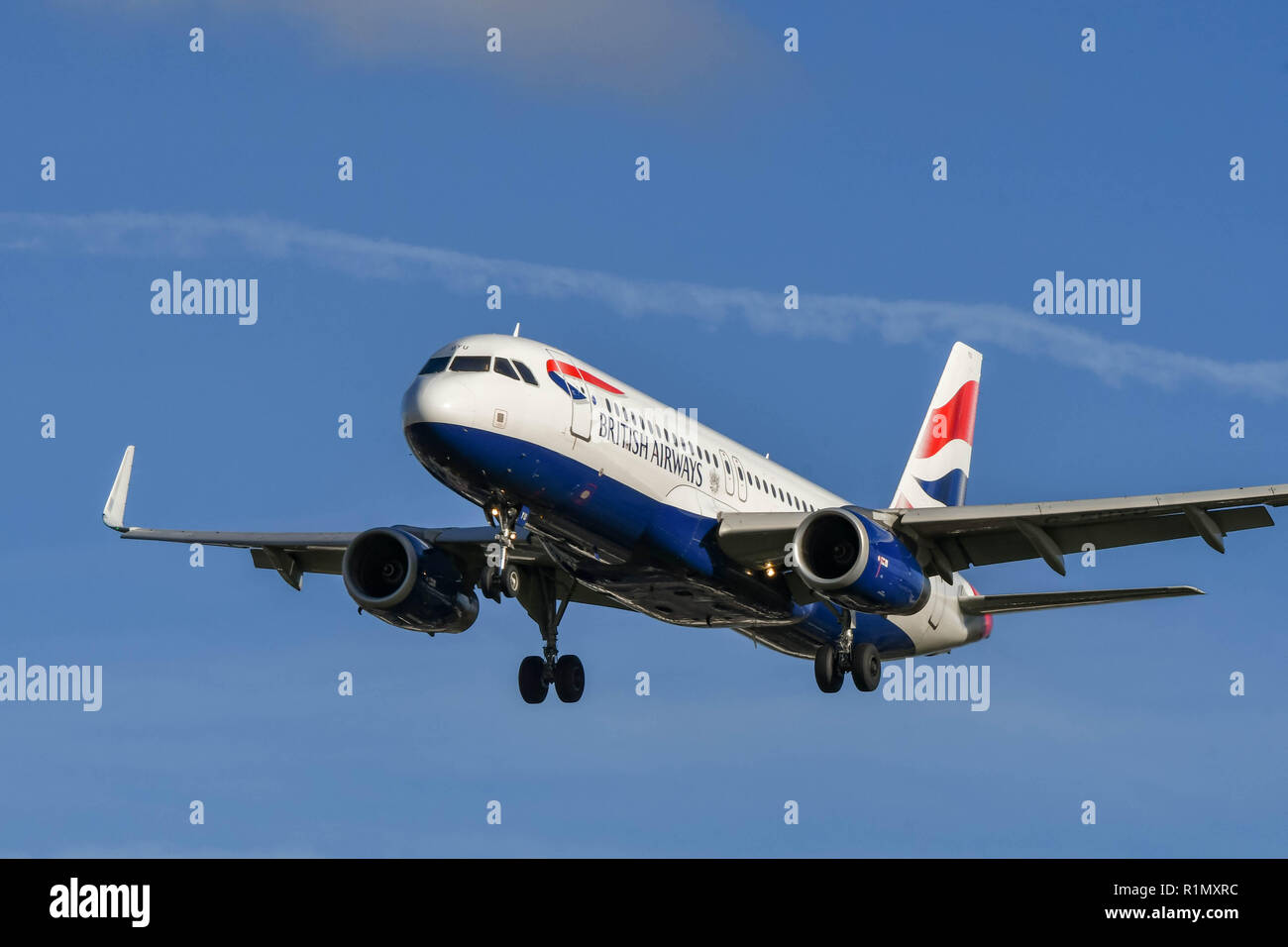 Londra, Inghilterra - Novembre 2018: British Airways Airbus A320 a corto raggio aereo di linea che arrivano all'Aeroporto di Londra Heathrow. Foto Stock