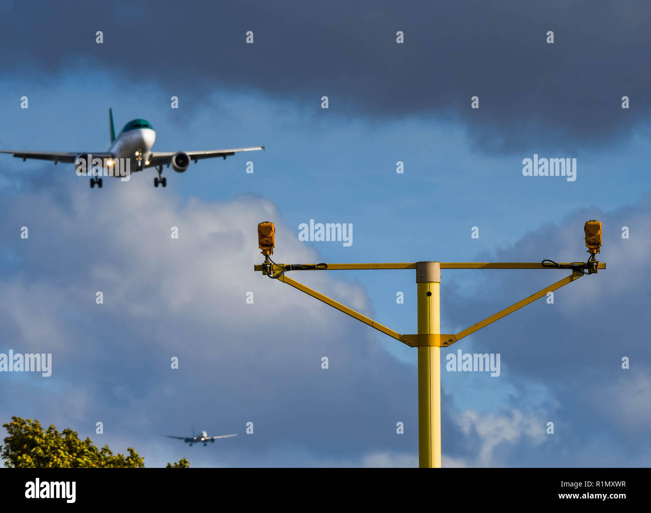 Londra, Inghilterra - Novembre 2018: luci di atterraggio all'Aeroporto di Londra Heathrow con un Aer Lingus jet in avvicinamento finale. Un altro aeromobile può essere visto in t Foto Stock