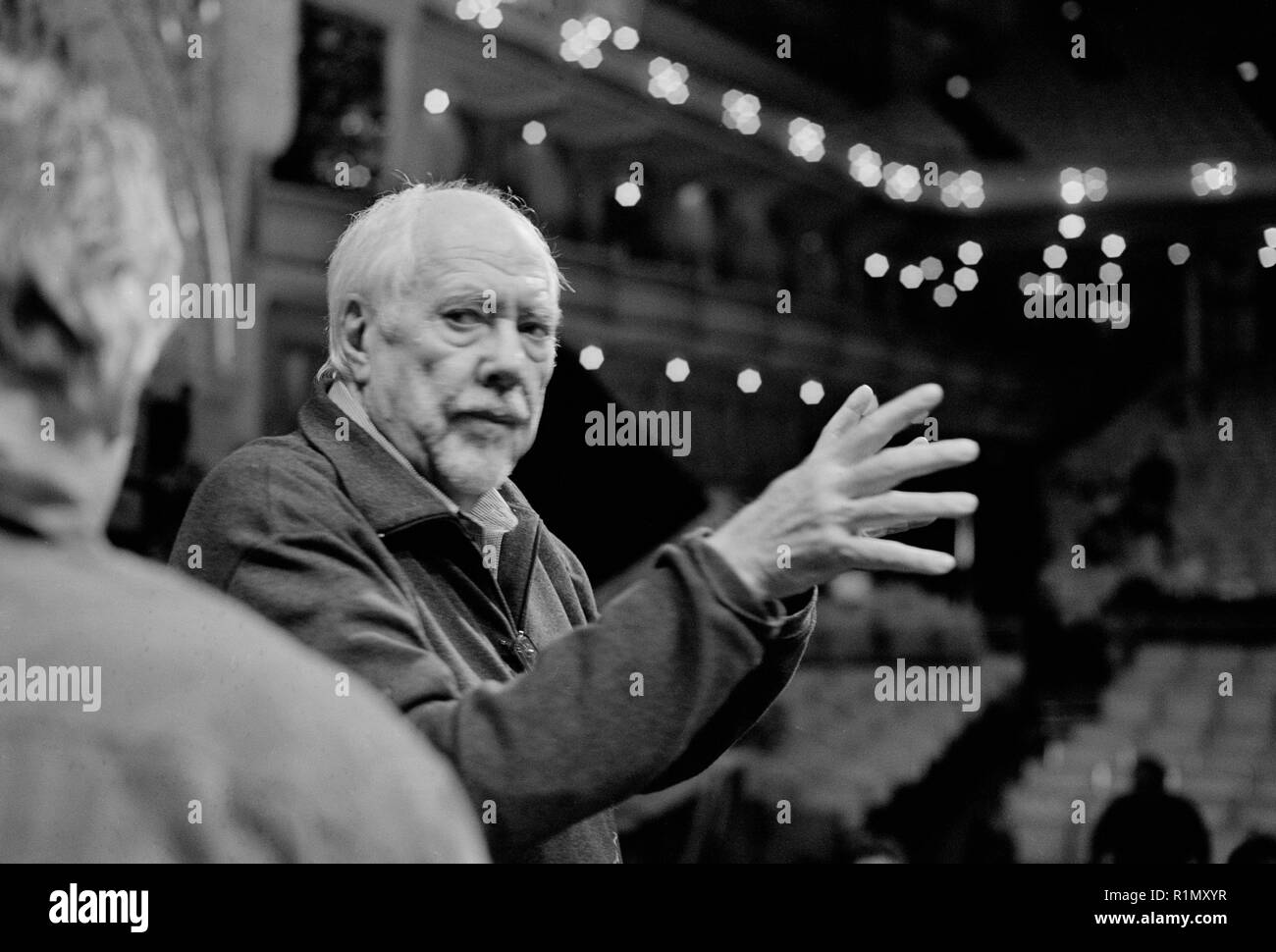Robert Altman sul set del suo film "L'azienda", al Teatro Auditorium in Chicago, l'Illinois in 2002. Foto Stock