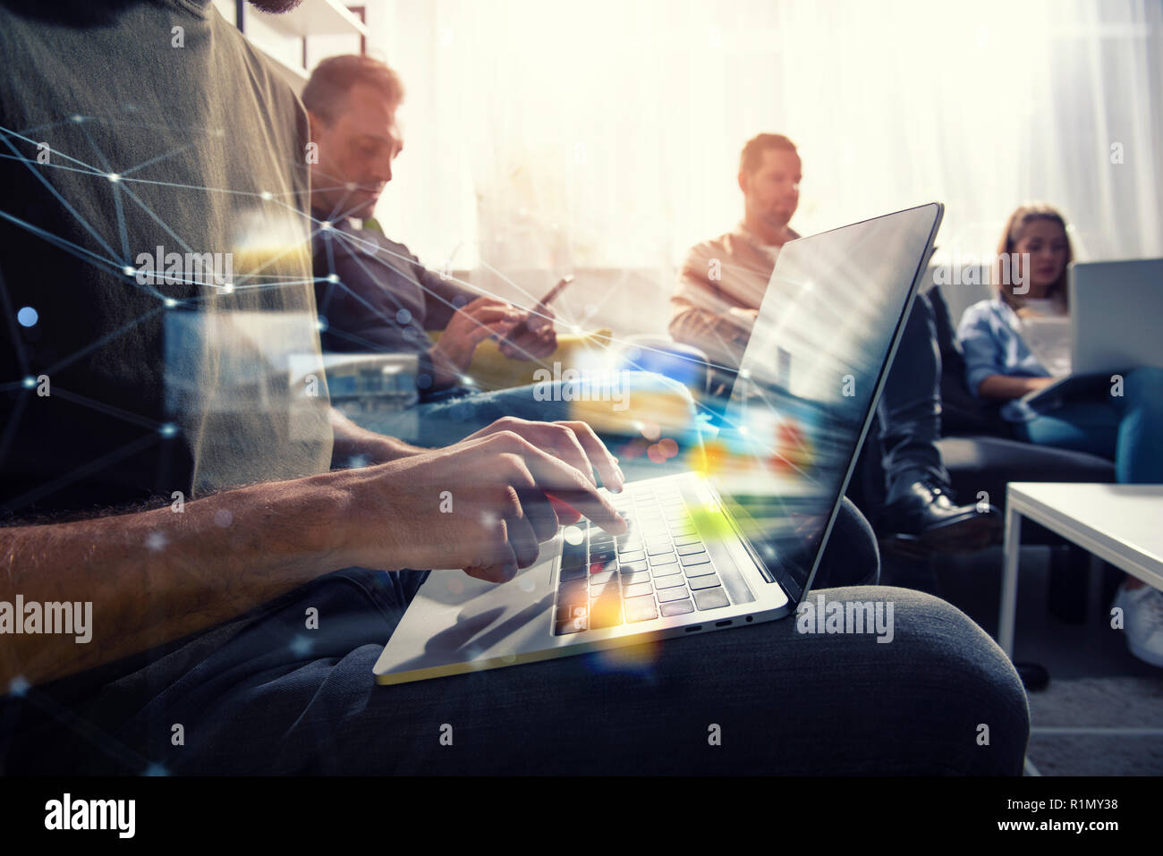 Imprenditore in office collegato sulla rete internet. concetto di azienda startup Foto Stock