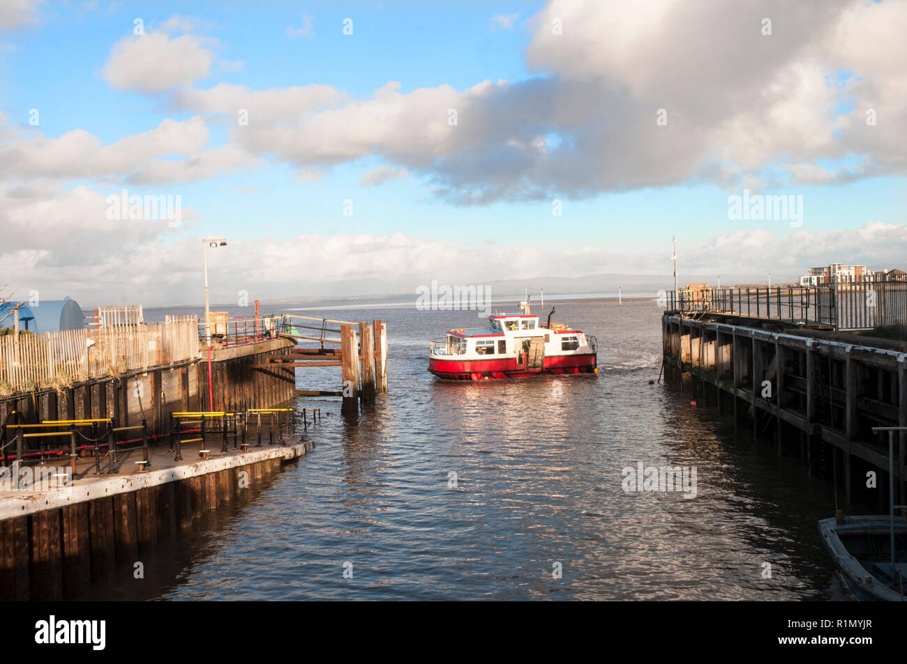 Traghetto da Knott fine sul mare si avvicinano l'uno scalo a Fleetwood dopo aver attraversato il fiume Wyre estuary Lancashire England Regno Unito Foto Stock
