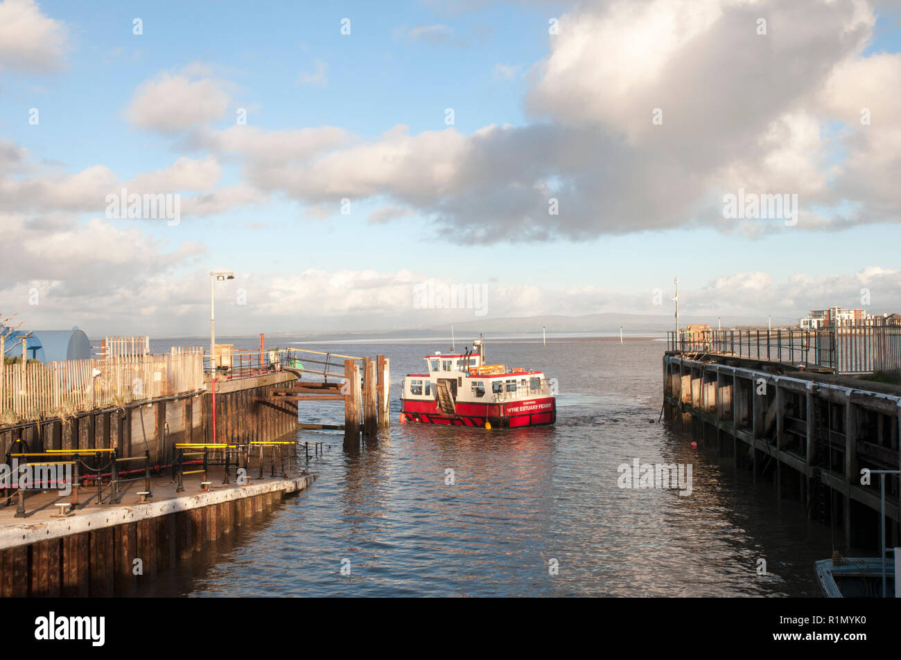 Traghetto da Knott fine sul mare si avvicinano l'uno scalo a Fleetwood dopo aver attraversato il fiume Wyre estuary Lancashire England Regno Unito Foto Stock