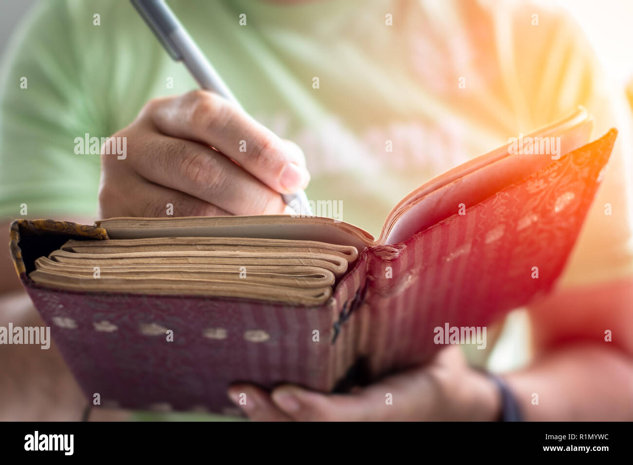 Un giovane uomo di successo prendendo appunti in un giornale personale Foto Stock Un giovane uomo di successo prendendo appunti in un giornale personale Foto Stock