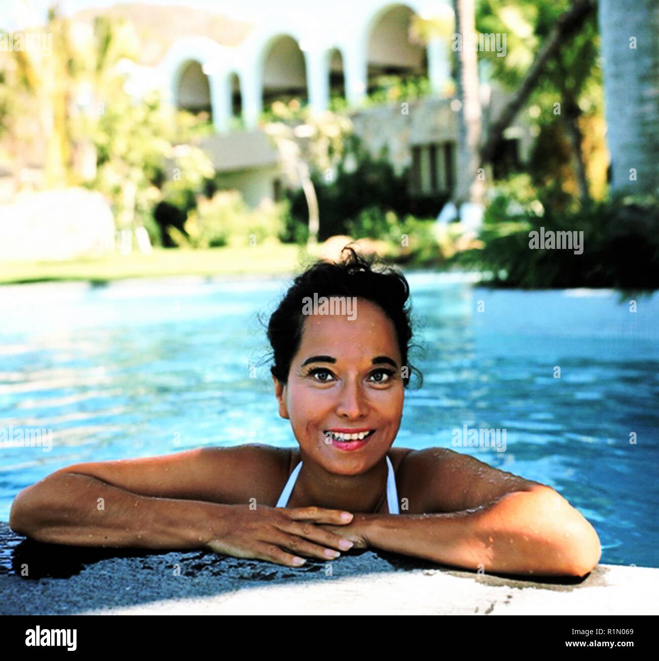 Ha cominciato la sua carriera di film in film britannici come Anne Boleyn nella vita privata di Henry VIII (1933). Dopo il suo successo in Scarlet Pimpernel (1934), ha viaggiato negli Stati Uniti per realizzare film di Samuel Goldwyn. Lei è stato nominato per il premio Oscar per la Migliore Attrice per la sua performance in Dark Angel (1935). Una collisione di traffico nel 1937 ha provocato lesioni facciali che potrebbe aver terminato la sua carriera, ma ha recuperato e rimase attivo nei film e in televisione fino al 1973. Hollywood Archivio foto / MediaPunch Foto Stock