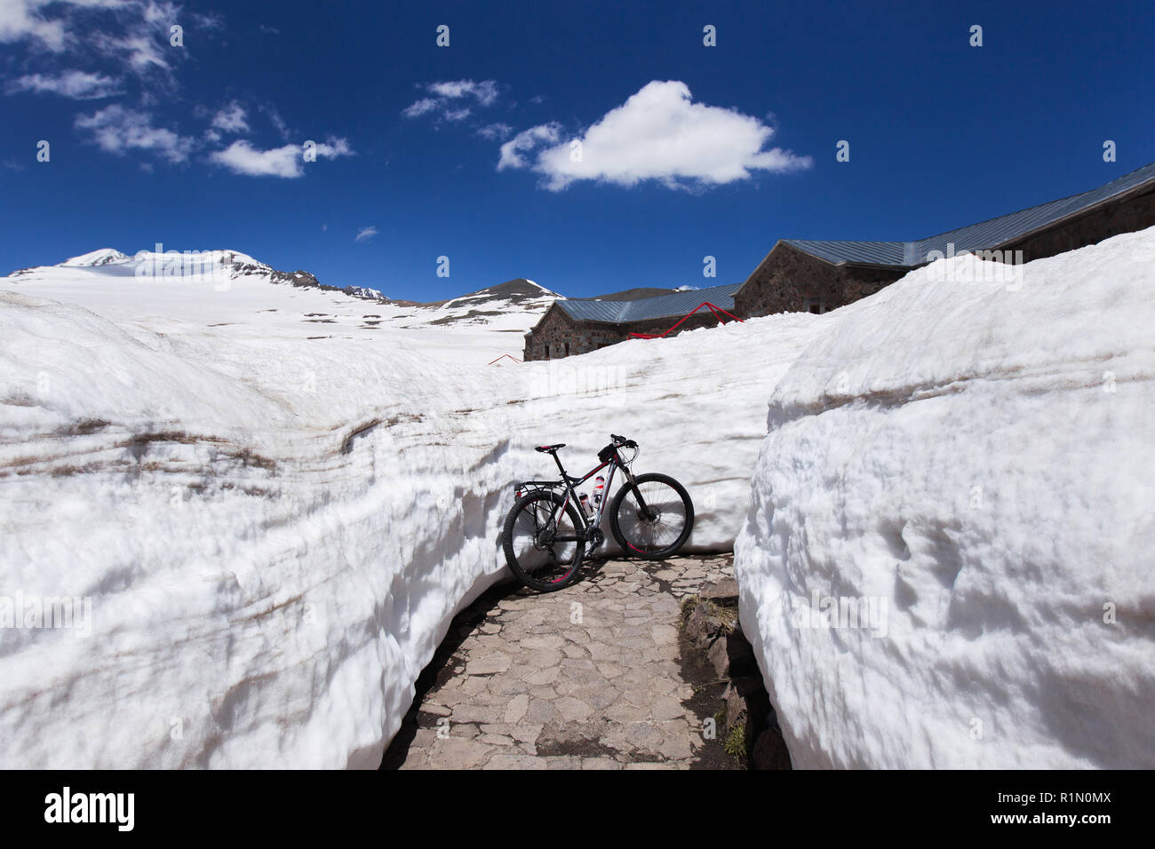 Viaggio su di una bicicletta in montagna nella neve Foto Stock