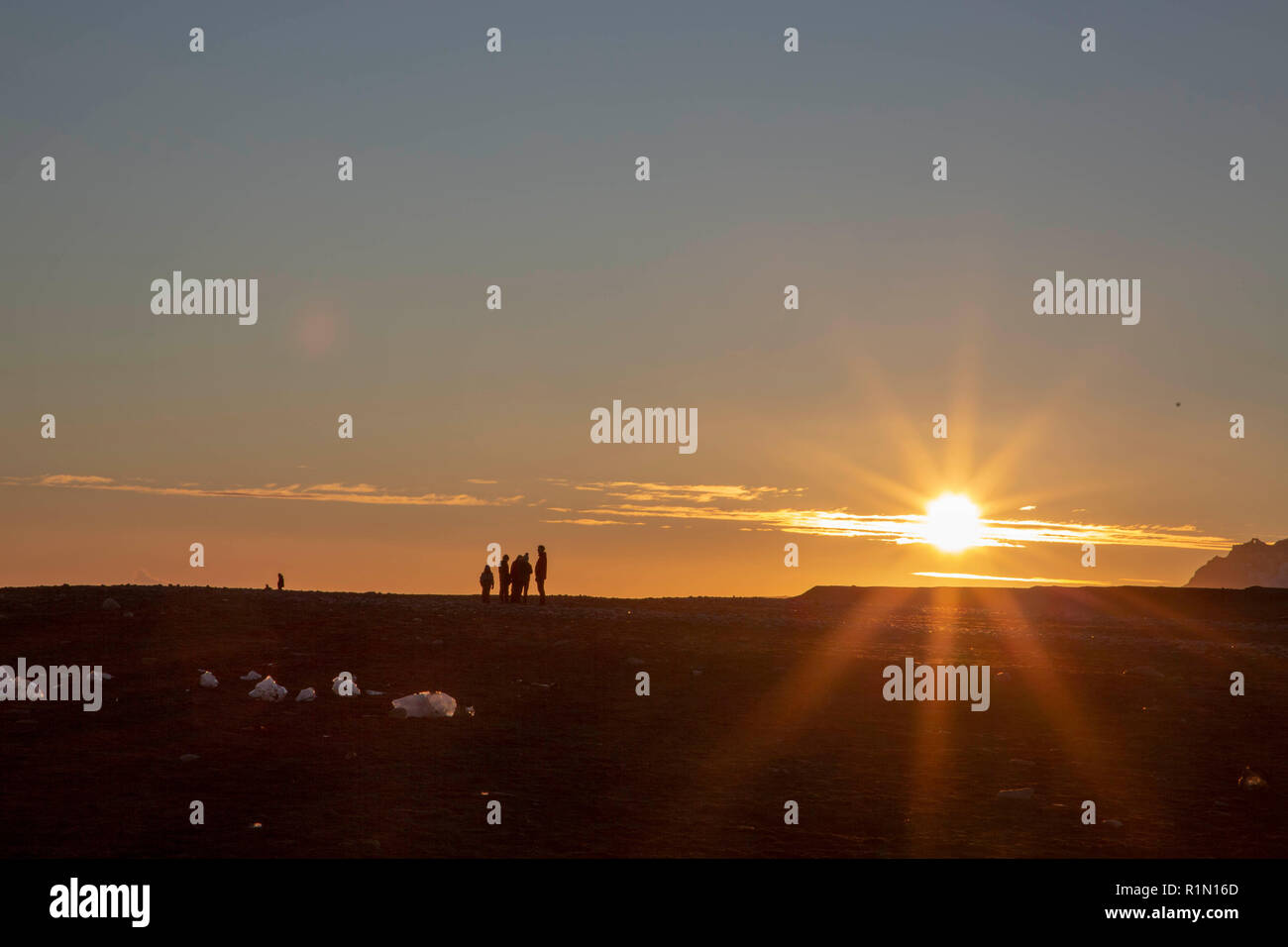 Silhouette di un gruppo di persone in Islanda al tramonto Foto Stock