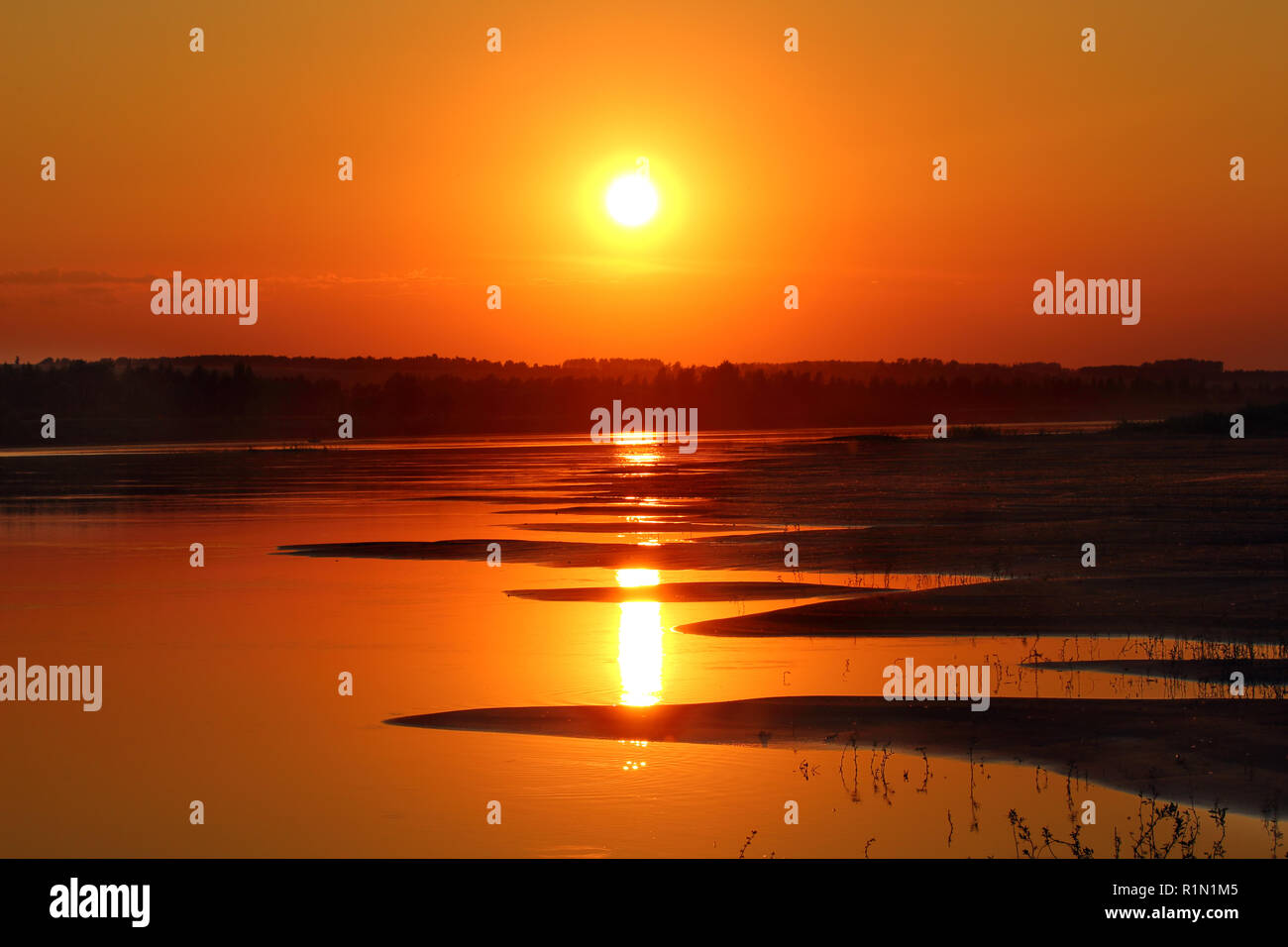 Bel tramonto con sventolato fiume spiaggia di sabbia Foto Stock