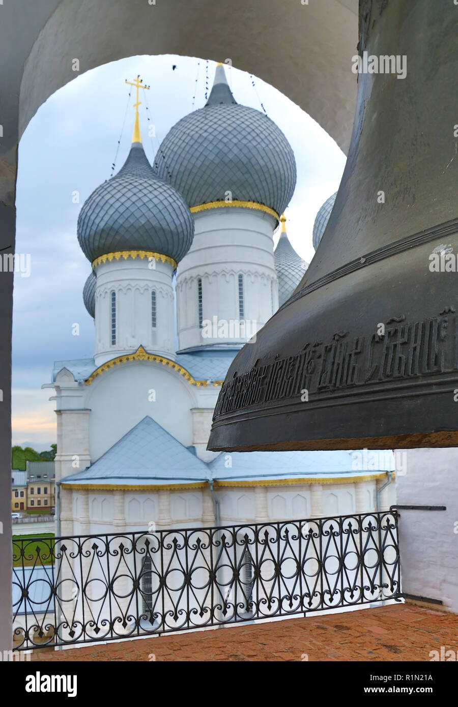 Grande campana nel campanile del Cremlino di Rostov Foto Stock