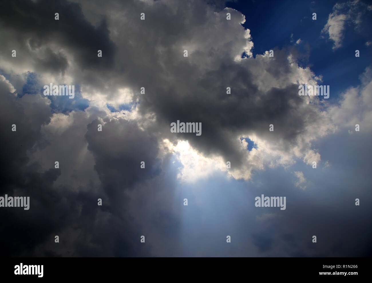 Raggi di sole sulla drammatica sky Foto Stock