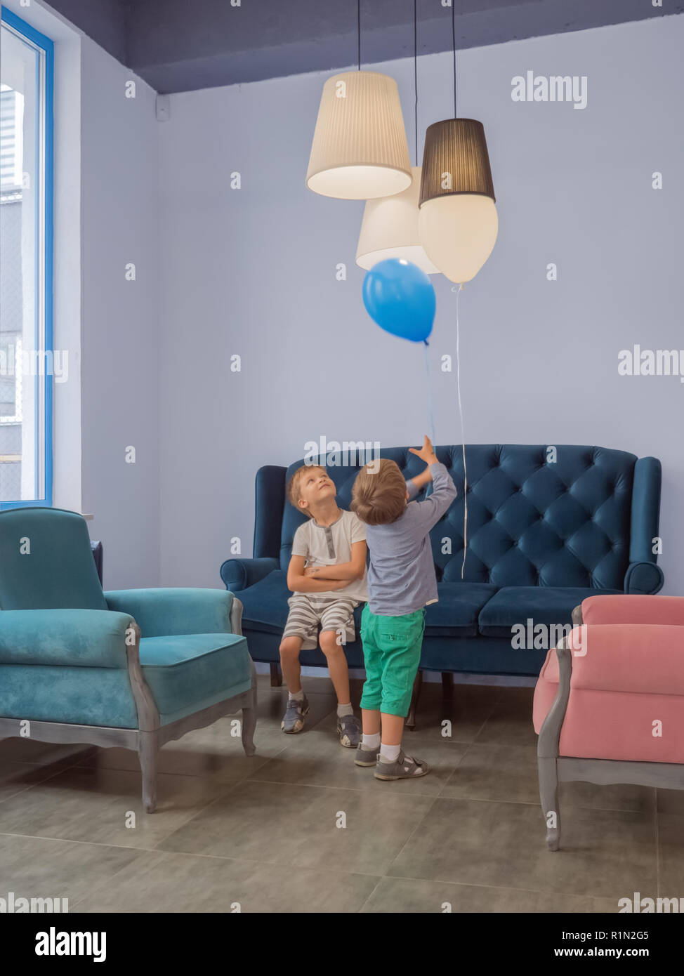 Bambini celebrazione dello sfondo. Dei bambini felici giocando indoor. Interni classici dello sfondo. Capretto felice in un momento di relax a casa. Foto Stock