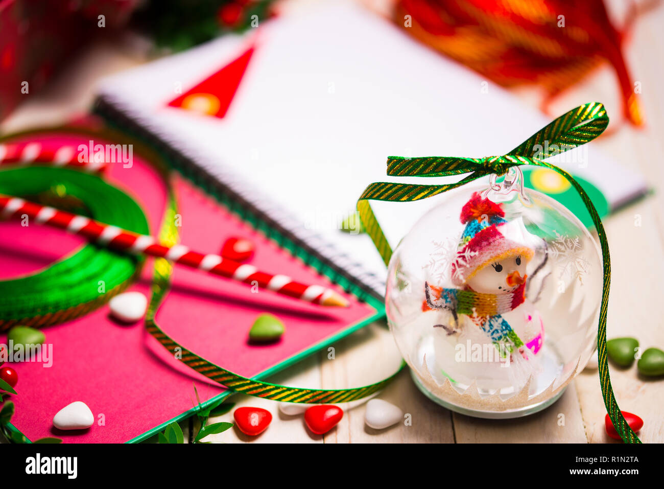 Albero di natale palla di Natale con gli accessori sul bianco rustico sfondo woody Foto Stock