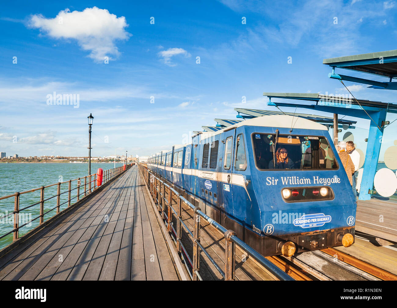 Donna alla guida il Southend Pier il treno. Foto Stock