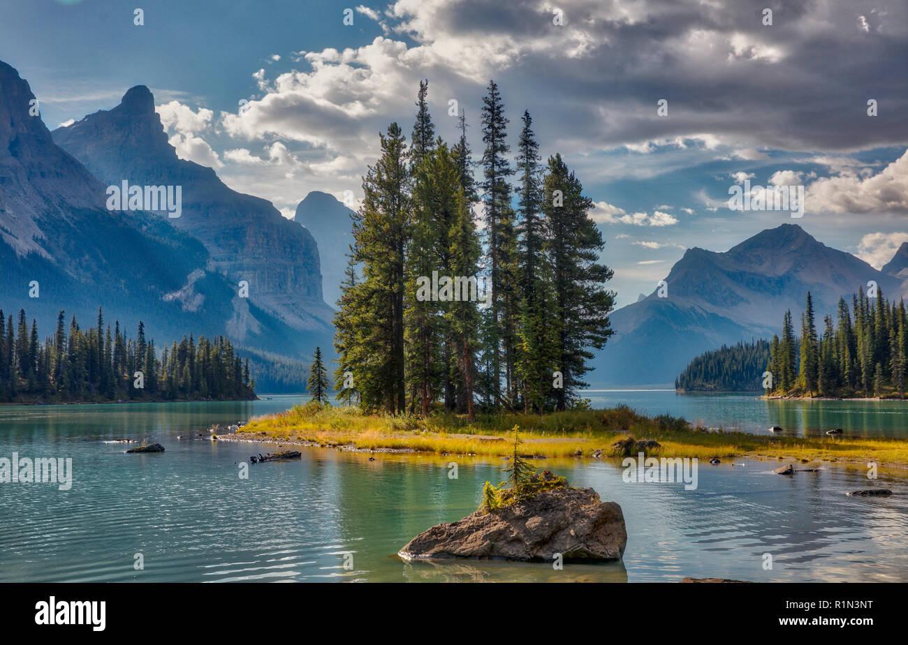 Famosa in tutto il mondo Spirit Island si trova sul Lago Maligne nel Parco Nazionale di Jasper, Alberta Canada. Foto Stock