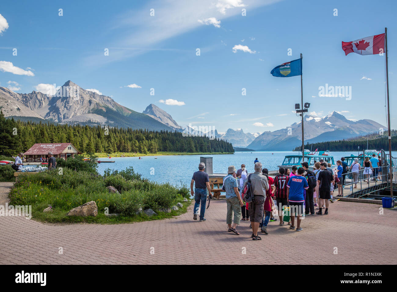 Le persone che si preparano a bordo delle imbarcazioni turistiche per Spirit Island sul Lago Maligne nel Parco Nazionale di Jasper, Alberta Canada Foto Stock