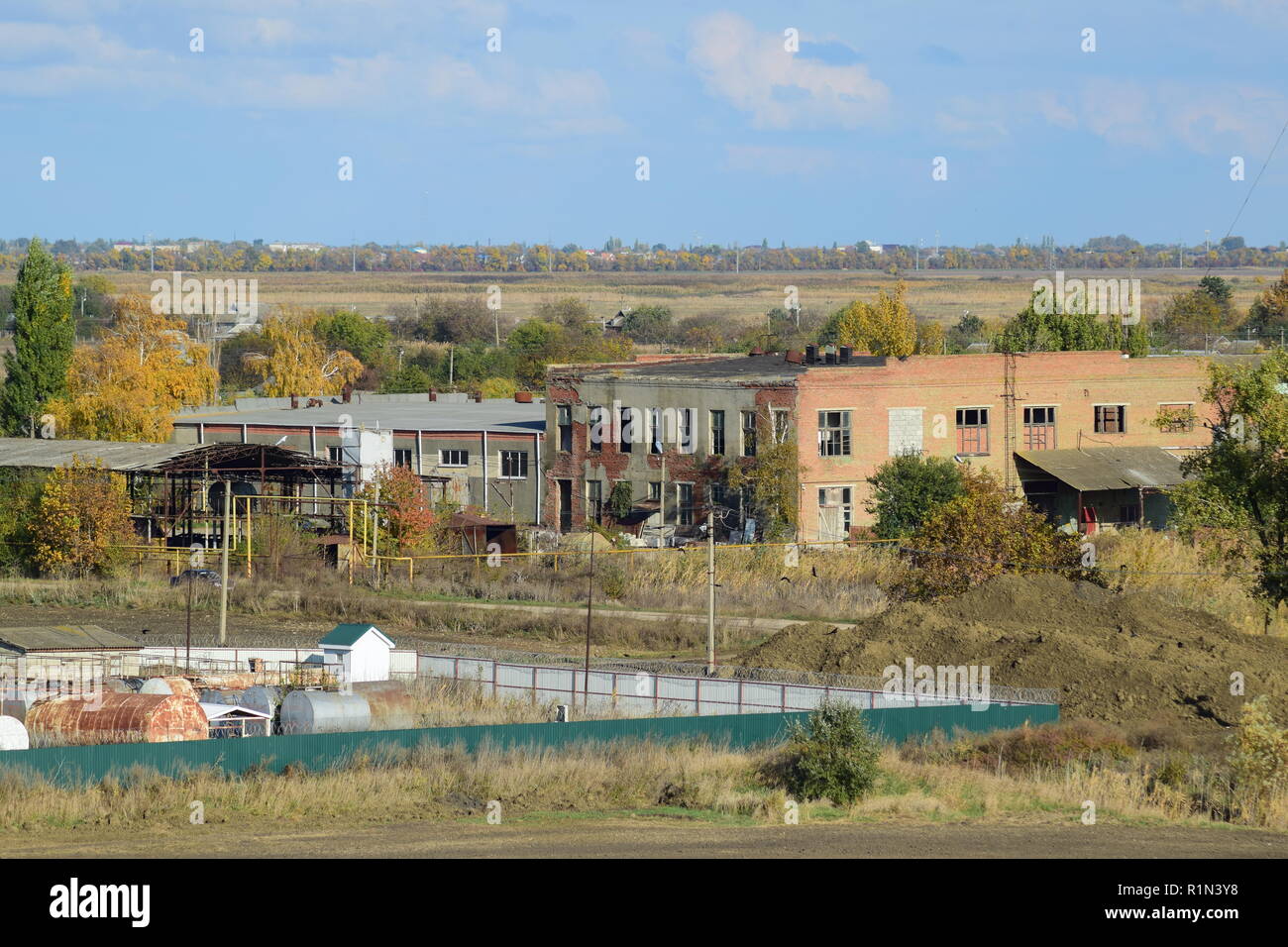 Vecchi edifici abbandonati della ex fabbrica e magazzini. Il distrutto pianta di olio essenziale. Eredità sovietica. Vecchi edifici in mattoni. Insediamento in t Foto Stock