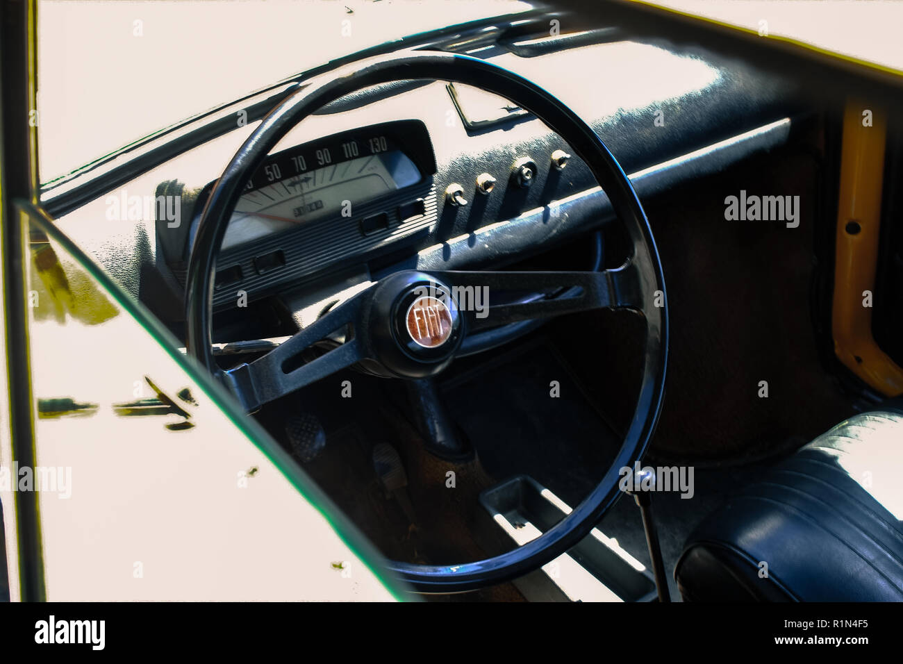 Vista interna con accessori in pelle. Fiat 500 ultimo secolo auto d'epoca.  1950 1960 1970 1980 1990 Toscana Italia Europa Foto stock - Alamy