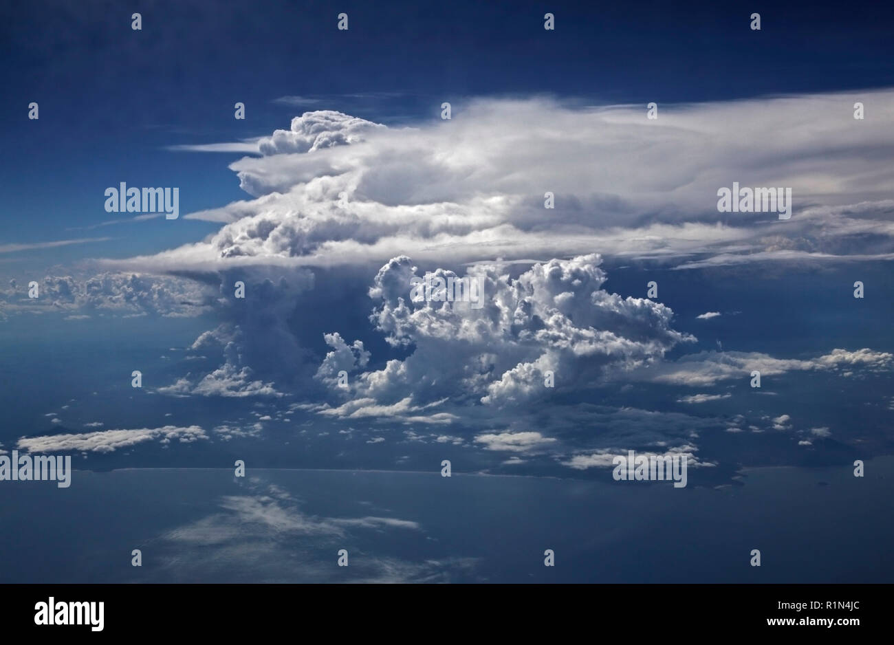 Colonne di incudine o nuvole temporalesche sul Brasile (vista aerea) Foto Stock