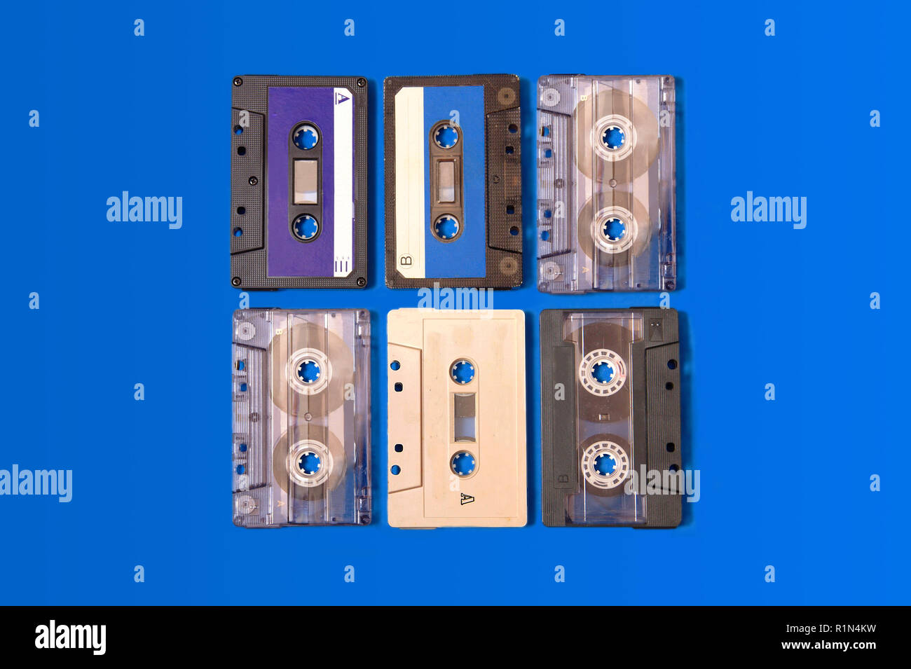 Close-up di un paio di vecchie cassette dove la musica è stata registrata per ascoltarla ovunque si erano Foto Stock