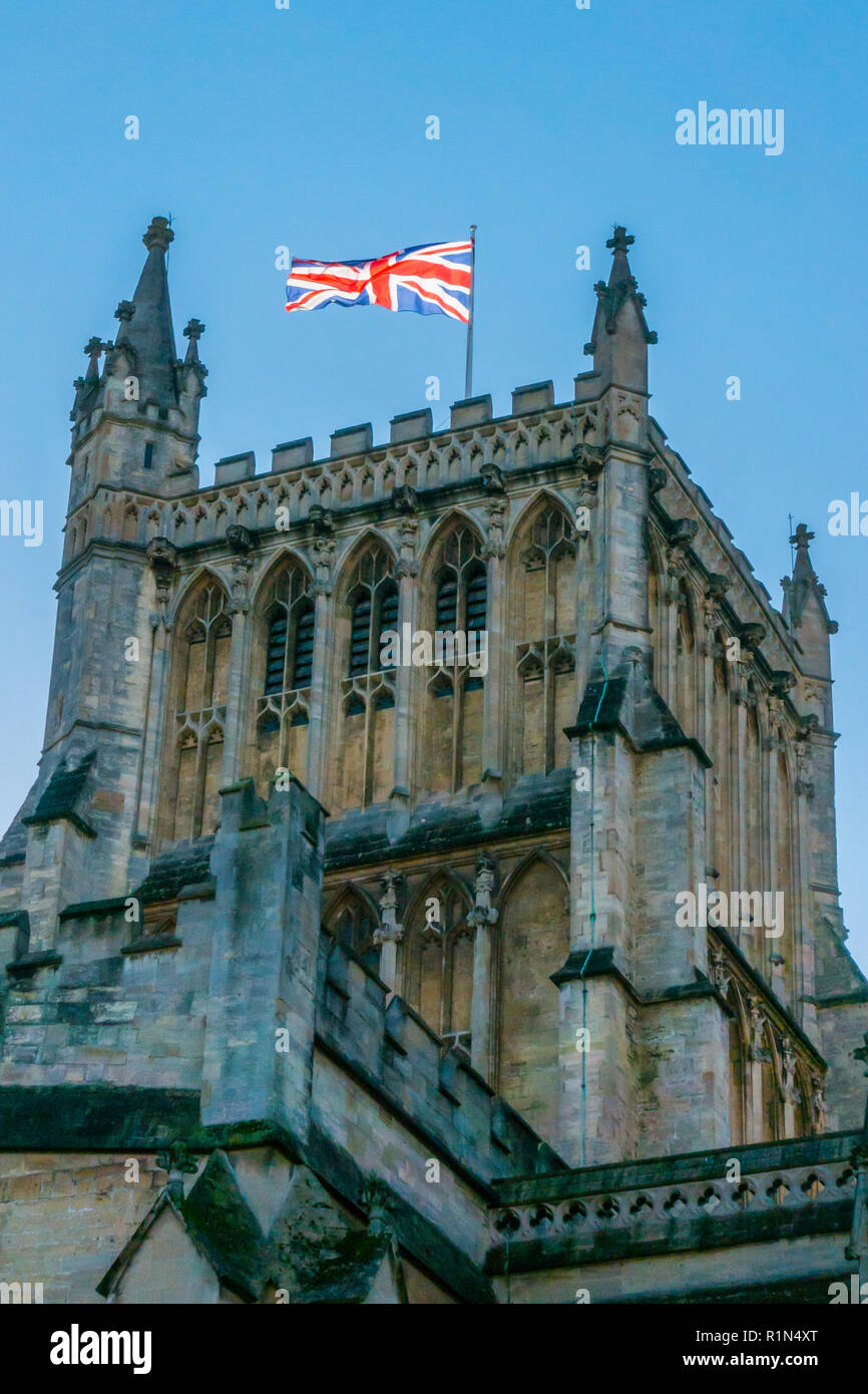 Retroilluminato Jack Unione battenti sulla Cattedrale di Bristol, College Green Bristol. Giorno del Ricordo 2018 Foto Stock