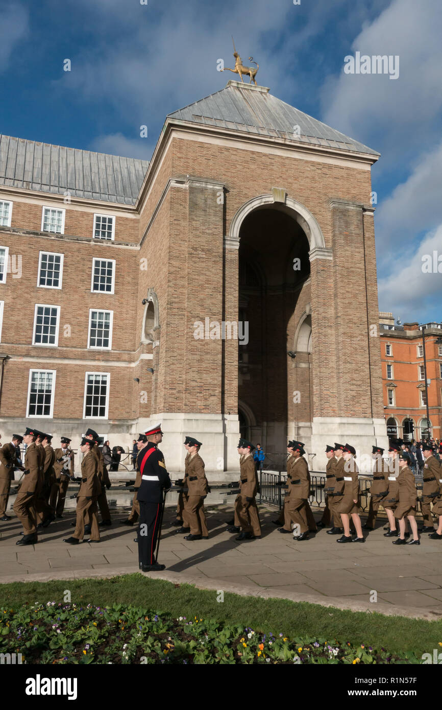 Soldati preparando per il Giorno del Ricordo Parade. College Green. Bristol 2018 Foto Stock