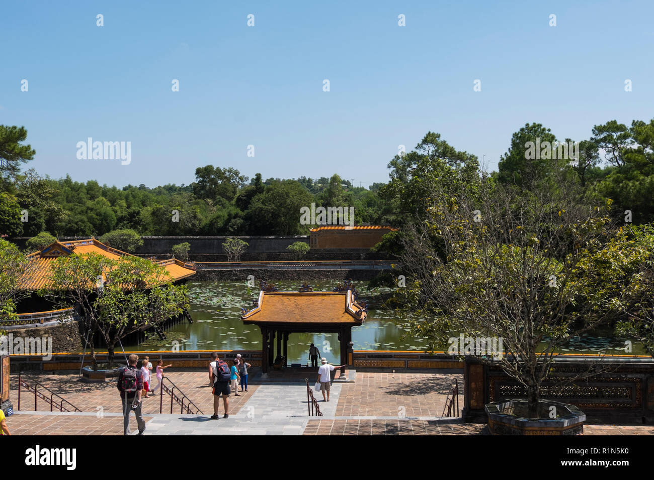 Xung Khiem Pavilion e piscina lotus Luu Khiem Lago alla tomba dell Imperatore Tu Doc dinastia Nguyen Hue Vietnam Asia Foto Stock