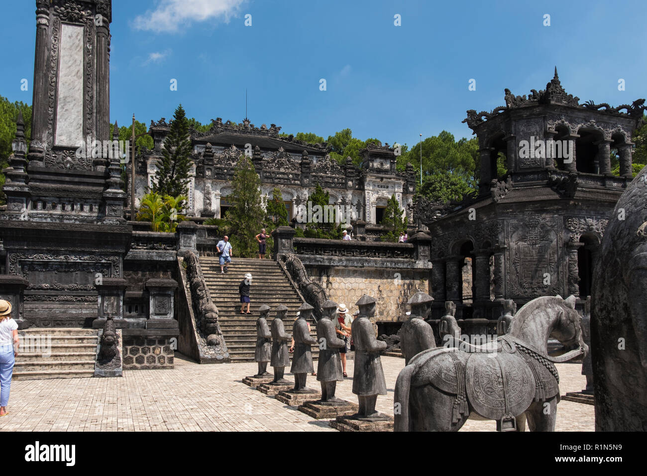 Tomba di Khai Dịnh ufficialmente Ung Mausoleo situato in Chau Chu montagna vicino a Hue Vietnam Asia costruito per l'imperatore Khai Dịnh dodicesimo imperatore di Nguyen Foto Stock