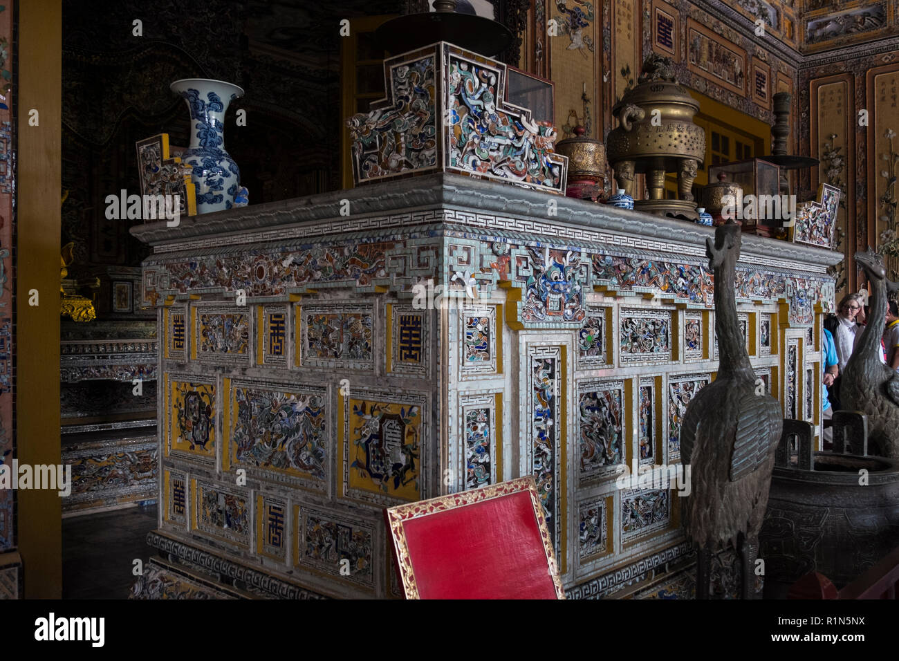 Tomba di Khai Dinh ufficialmente Ung Mausoleo situato in Chau Chu montagna vicino a Hue Vietnam Asia costruito per Khai Dinh dodicesimo imperatore della dinastia Nguyen Foto Stock