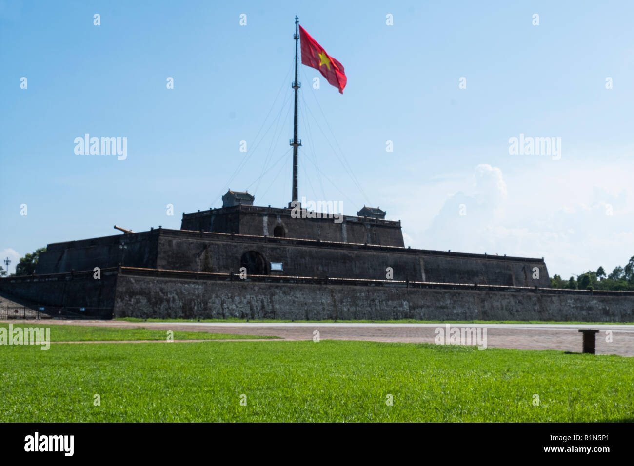 Bandiera torre della città la cittadella di Hue ex capitale imperiale del Vietnam. Foto Stock
