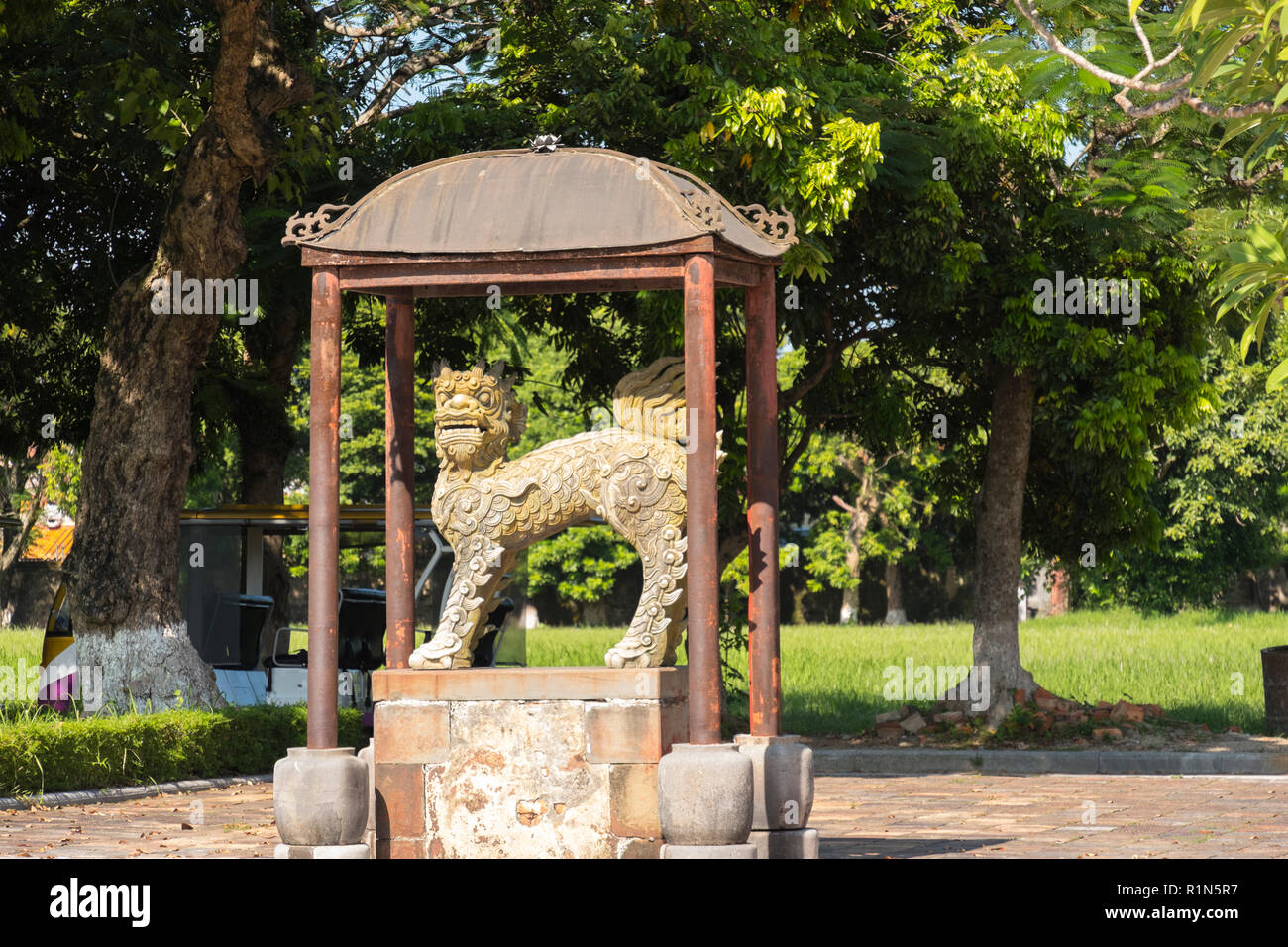 Dragon statua all'interno di mura di cinta vietato cittadella città imperiale di Hue Asia Vietnam Hoang thanh Patrimonio mondiale dell UNESCO Foto Stock