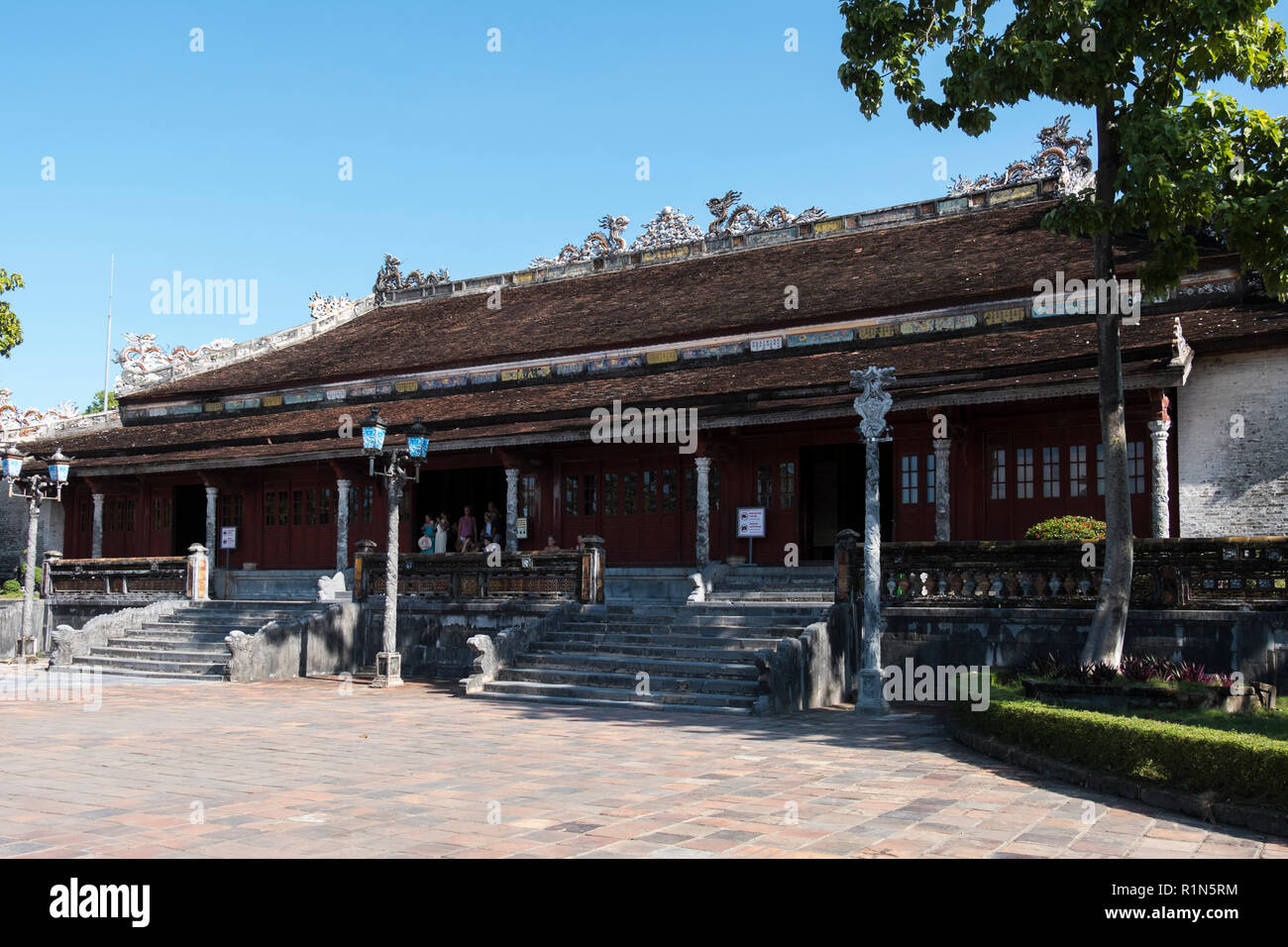 Pavilion all'interno della cittadella murata Forbidden città imperiale di Hue Asia Vietnam Hoang thanh Patrimonio mondiale dell UNESCO Foto Stock