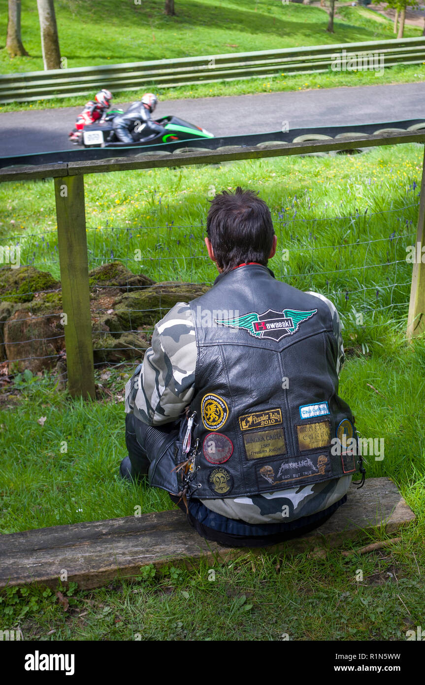 Gli appassionati di moto in giacca di pelle con badge a Prescott Hill Climb, Gloucestireshire Foto Stock