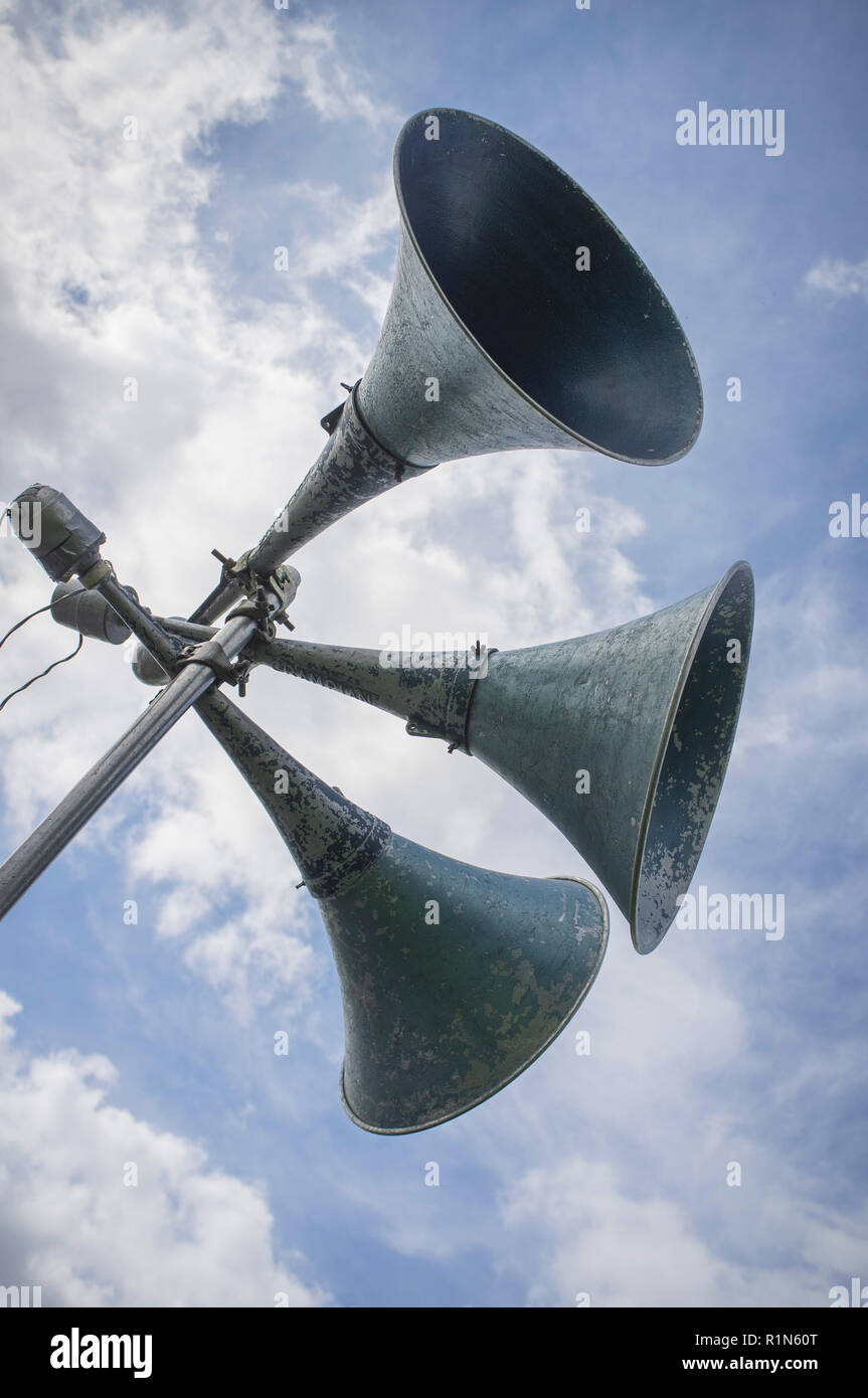 Tannoy altoparlanti del sistema per la comunicazione al pubblico contro un cielo blu a Ewelme mostrano, Oxfordshire Foto Stock