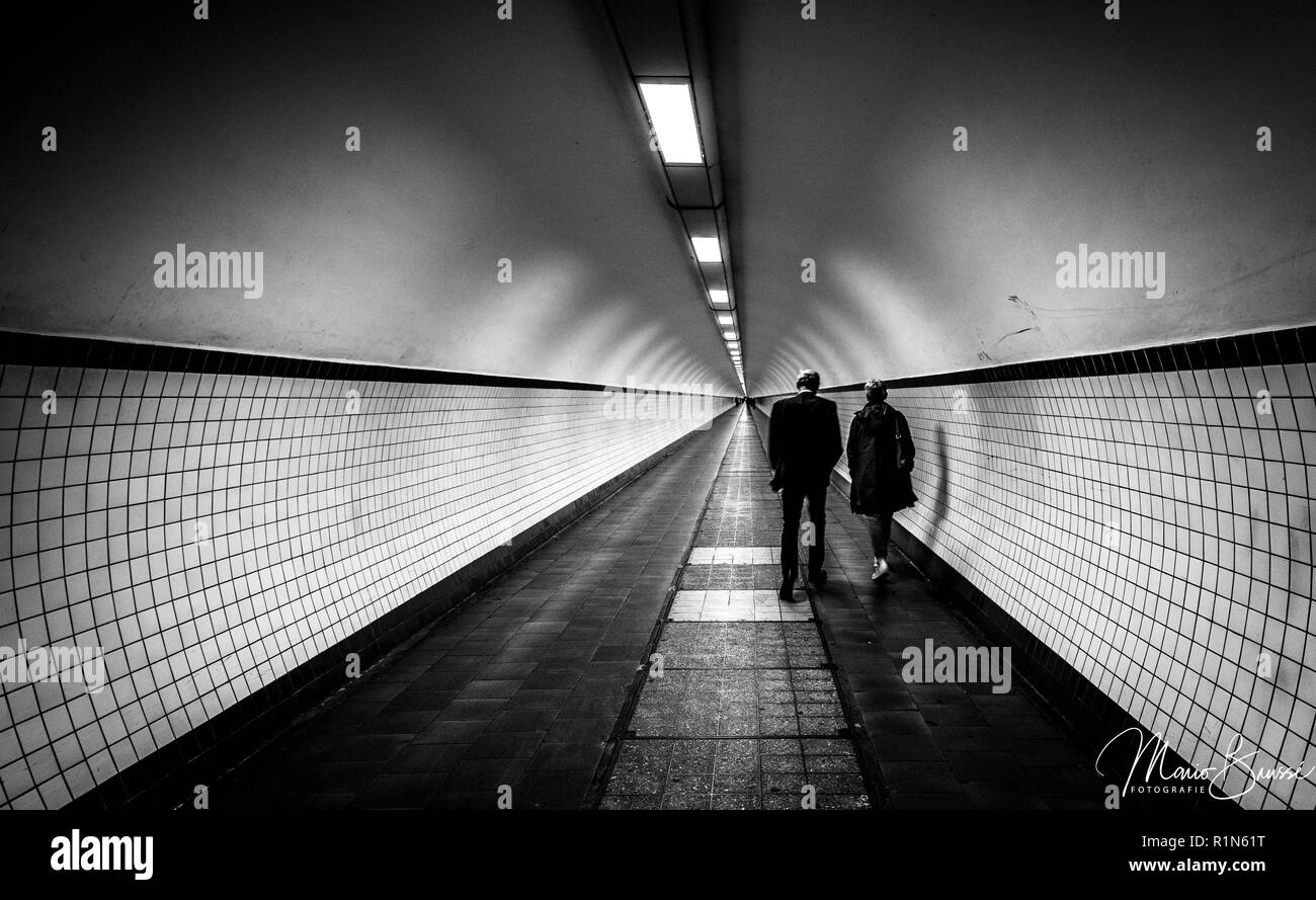 Giovane a piedi San Anna in tunnel di Anversa Foto Stock