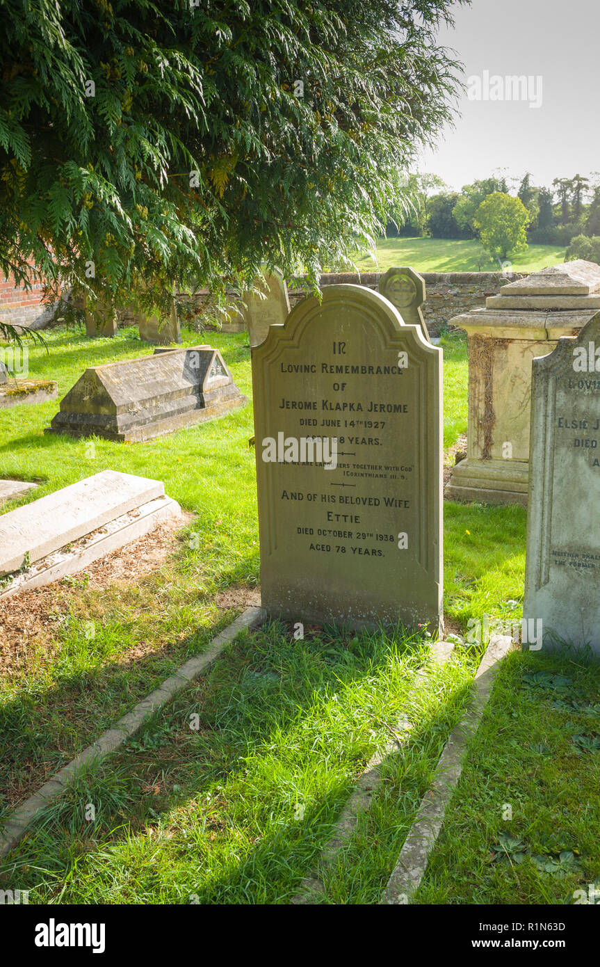 La tomba di Jerome K. Jerome e di sua moglie Ettie in Ewelme, Oxfordshire, autore di "Tre Uomini in Barca". Foto Stock